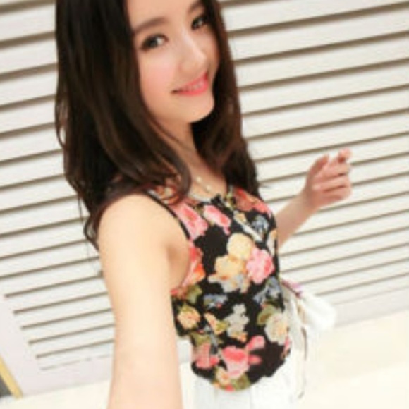 Black Floral Lightweight Tank Top Blouse - Picture 3 of 7